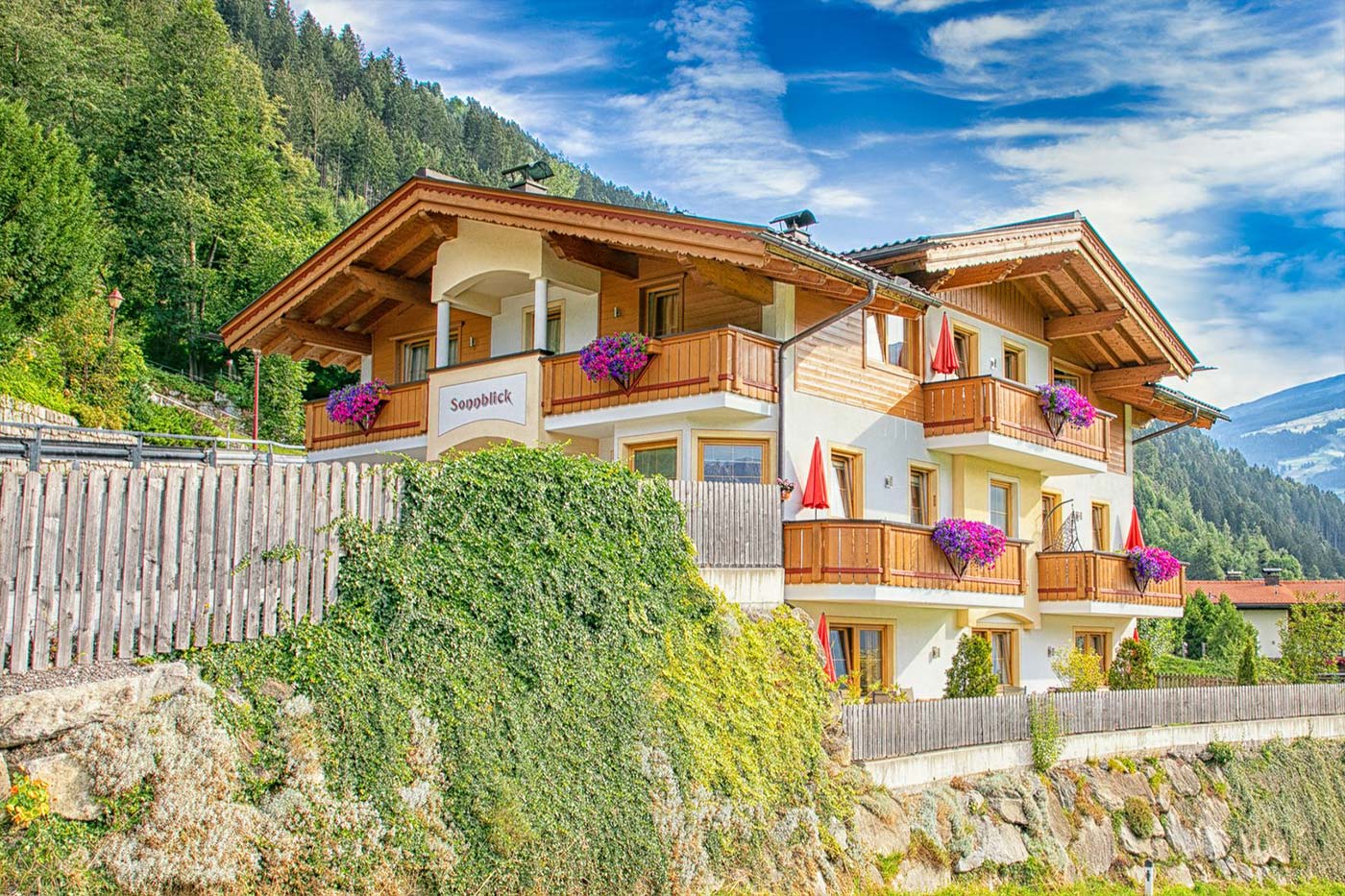 Herzlich Willkommen im Landhaus Sonnblick in Zell am Ziller! Wir sorgen für Ihren wunderschönen Urlaub im Zillertal.