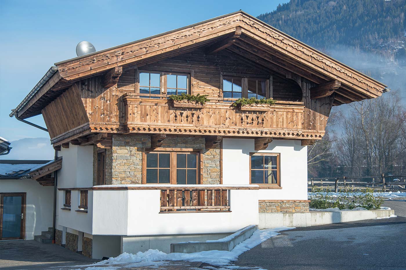 Neues Chalet im Tiroler Stil.