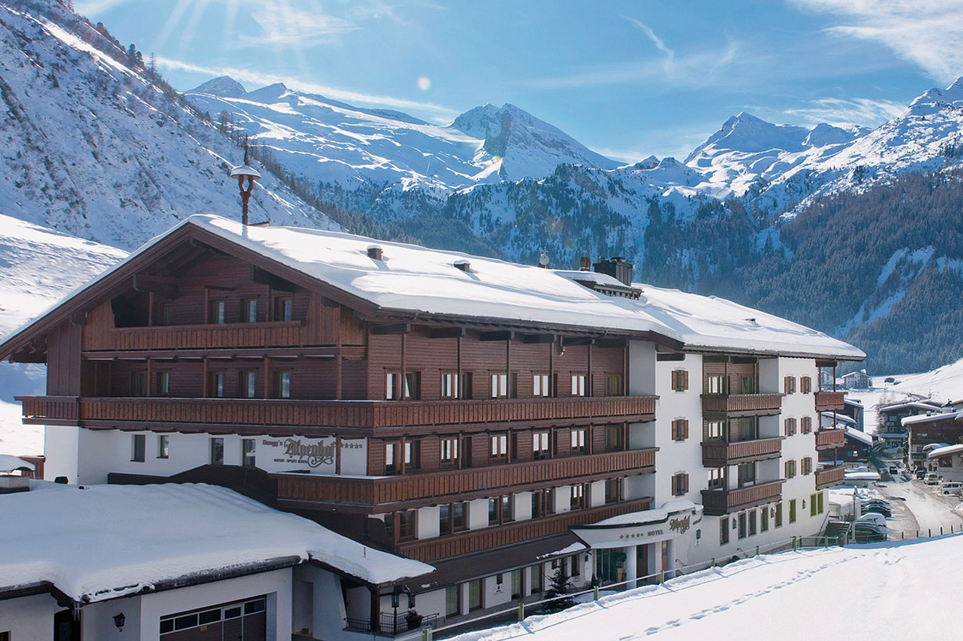 Herzlich willkomen im 4*s Luxusressort mit alpinem Touch und Tradition für Genießer & Aktive.