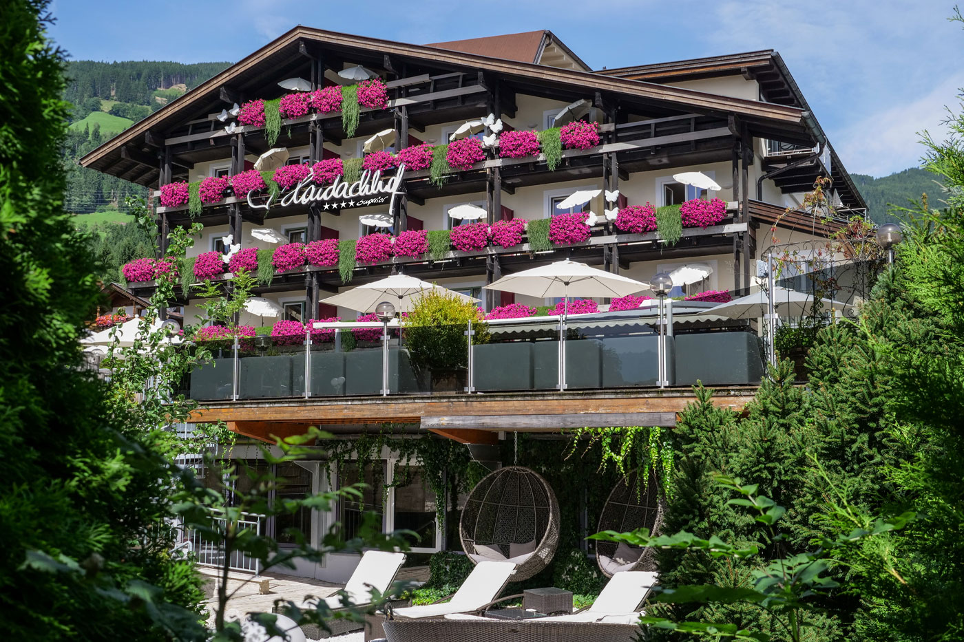 Weniger Zimmer. Mehr Gefühl. „Wer Schmetterlinge lachen hört, weiss wie Wolken riechen“. ****superior Boutiquehotel in den Alpen