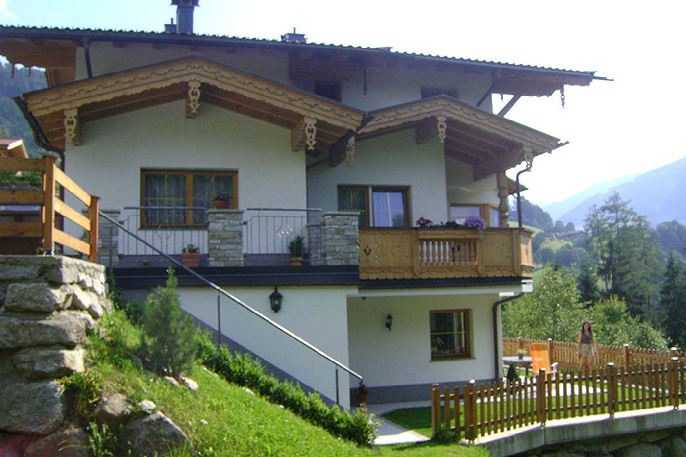 Das 'Appart Zillertal Arena' bietet seinen Gästen zwei wunderschön ausgestattete Ferienwohnungen im gemütlichen Tiroler Stil.
