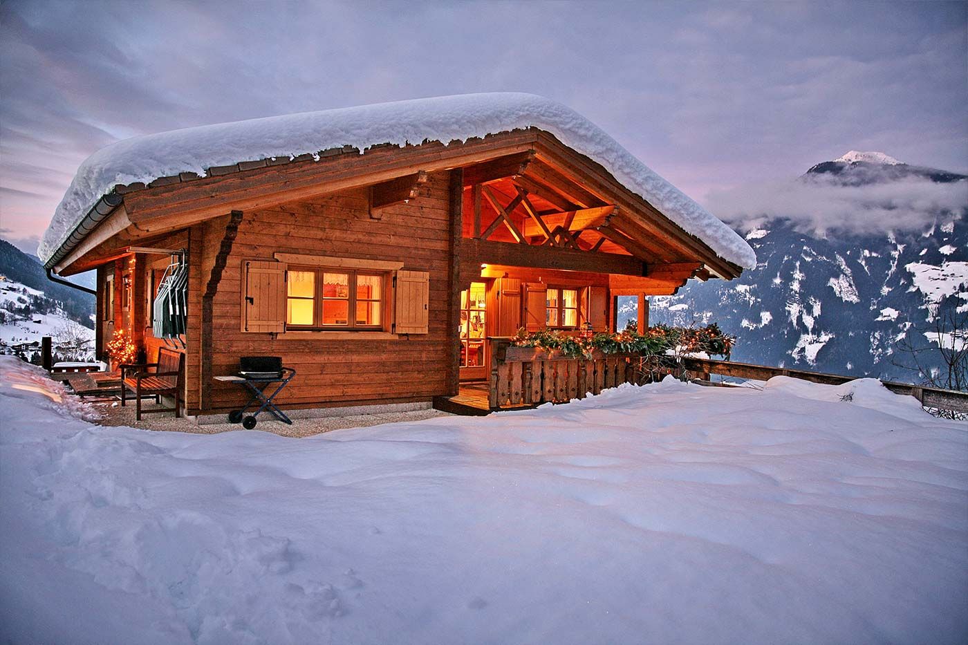 Die Hütte ist im traditionellen Tiroler Wohlfühlstil mit viel Liebe zum Detail eingerichtet und liegt direkt an der Piste der Bergbahn Hochzillertal.