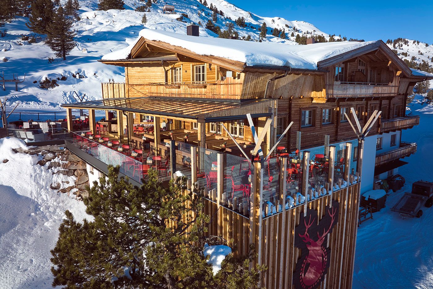 Die Platzlalm ist ein neuer Berggasthof im Zillertal auf 1.790 m Höhe - mitten im Skigebiet Hochfügen-Hochzillertal, direkt an der Piste.